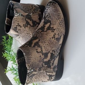 😍5/$20 !NWOT Time and Tru faux snakeskin booties 8W